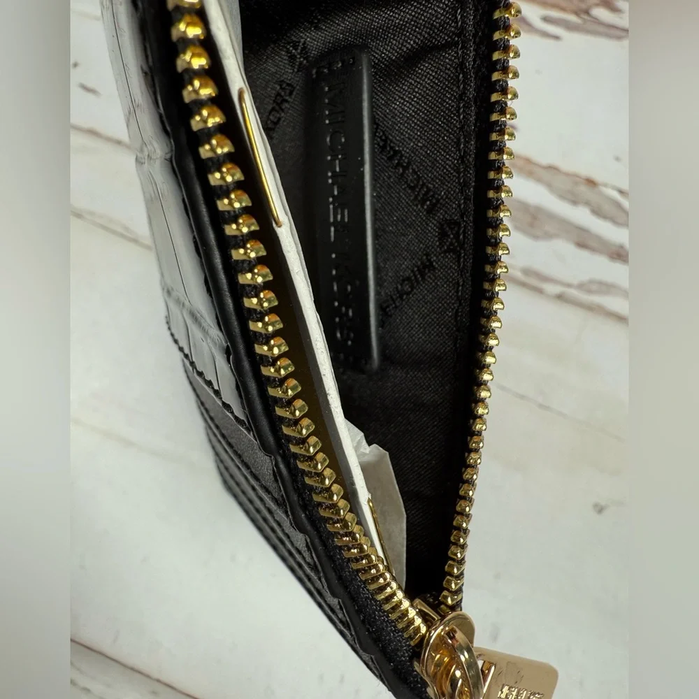 NWT Michael Kors jet set travel medium card case.